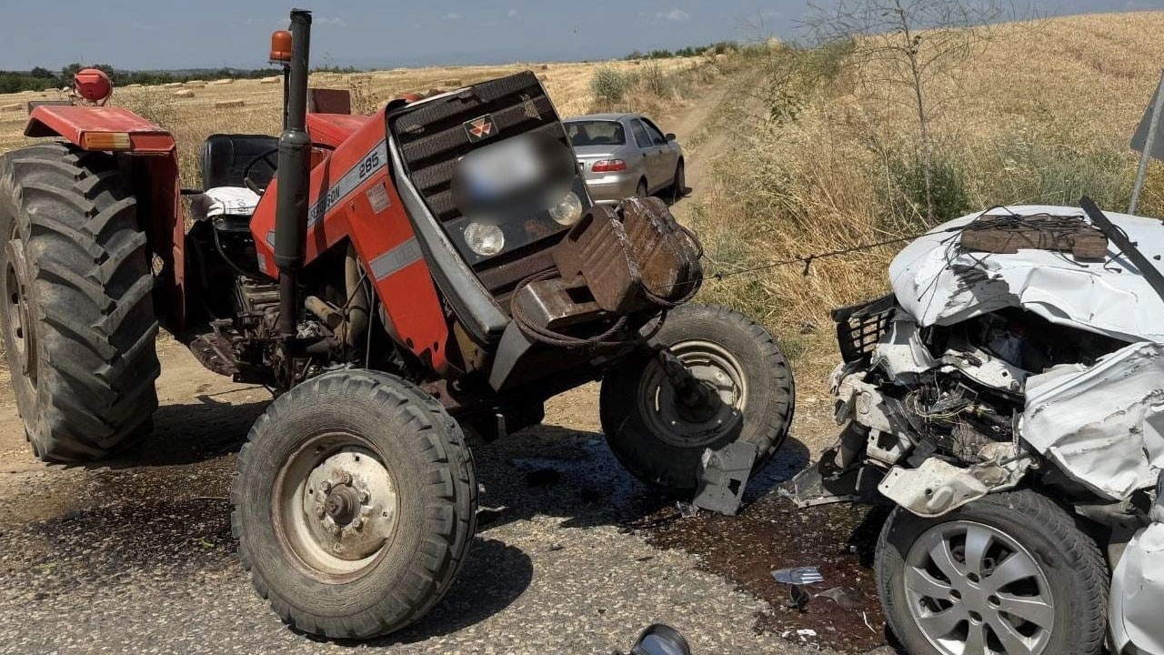 Edirne’de traktör ile otomobil çarpıştı: 2 yaralı
