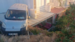 Son Dakika: Yazlık evin verandasına otomobil geriledi