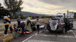 D100'de otomobil refüje çarptı: 3 yaralı