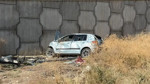 Üst geçitten düşen otomobilin sürücüsü yaralandı