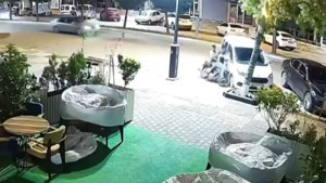Kontrolden çıkan motosiklet hafif ticari araca çarptı