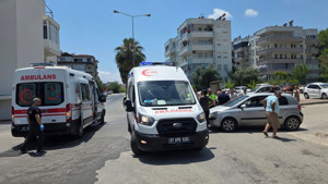 Motosiklet ile otomobil çarpıştı: 2 yaralı