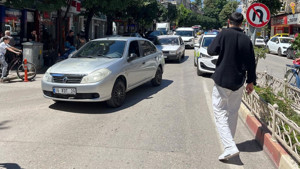 Otomobilin çarptığı abla-kardeş yaralandı