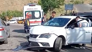 Bingöl'de iki otomobil çarpıştı: 2 kişi yaralandı