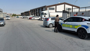 İki sokağın kesişiminde otomobil ile kamyonet çarpıştı