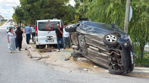 Eskişehir'de dolmuşun çarptığı otomobil yan yattı