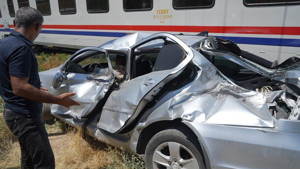 Muş'ta tren otomobile çarptı: 3 yaralı