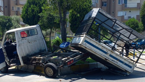 Otomobille çarpışan kamyonet refüje çıktı: 1 yaralı
