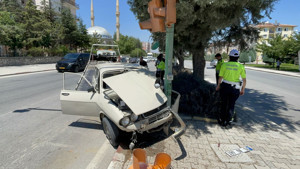 Karaman'da otomobil trafik lambasına çarptı: 1 yaralı