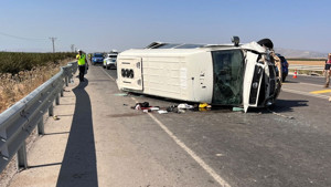 Tarım işçilerini taşıyan minibüs devrildi: 1’i ağır 5 yaralı