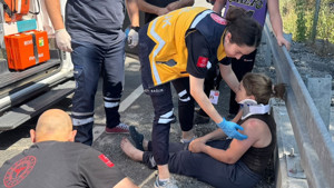 Direksiyon hâkimiyetini kaybeden motosiklet sürücüsü bariyere çarptı