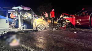 Afyonkarahisar'da araçlar kafa kafaya çarpıştı: 2 ölü, 4 yaralı