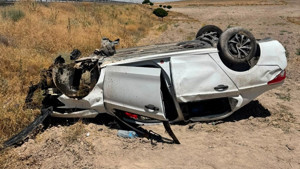 Bariyerlere çarpan otomobil takla attı: 5 yaralı