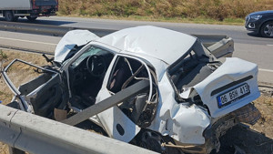 Çorum'da tırla çarpışan otomobil bariyerlere saplandı: 1 yaralı