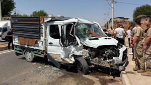 Cizre'de kamyonet ile dolmuş çarpıştı