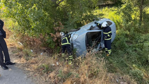 Yoldan çıkan otomobil ağaçlık alanda yan yattı