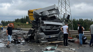 Şile'de korkunç kaza: Çarpışan 2 tır adeta paramparça oldu