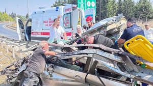 Direksiyon hakimiyetini kaybeden otomobil bariyere girdi