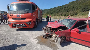 Yığılca yolunda otomobil kamyonete çarptı: 1 yaralı