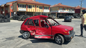 Kamyonetin çarptığı otomobil hurdaya döndü