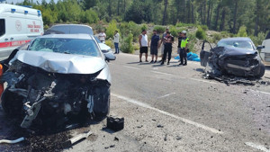 Antalya'da otomobiller çarpıştı: 1 ölü, 3 yaralı