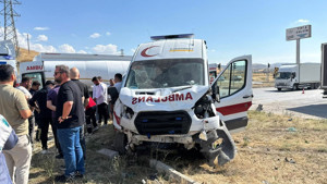 Çorum'da ambulans ile cip çarpıştı: 5 yaralı