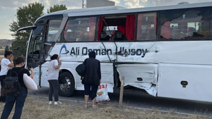 Kırıkkale'de yolcu otobüsü ve iki tır kavşakta çarpıştı: 1 yaralı