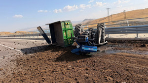 Tunceli'de gübre yüklü traktör devrildi
