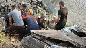 Bingöl’de araç dereye uçtu: 1 ölü, 4 yaralı