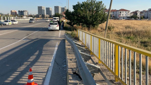Lastiği patlayan otomobil bariyerlere çarptı: 1 yaralı