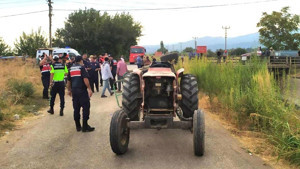 Turgutlu'da traktörün işçi taşıyan kasası devrildi: 4 yaralı