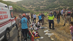 Bingöl'de minibüs şarampole yuvarlandı: 10 yaralı