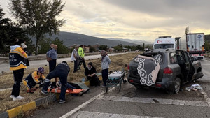 D100'de otomobil refüje çarptı: 3 yaralı