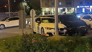 Erzurum'da kavşakta otomobiller çarpıştı: 2 yaralı