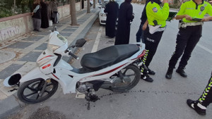 Karaman'da otomobilin kapısına çarpan motosiklet devrildi: 2 yaralı