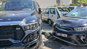 Kontrolden çıkan araç park halindeki 4 araca çarptı