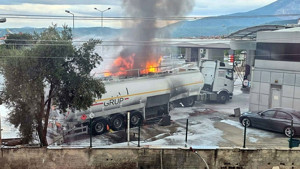 Akaryakıt istasyonunda tanker patladı, yürekler ağza geldi