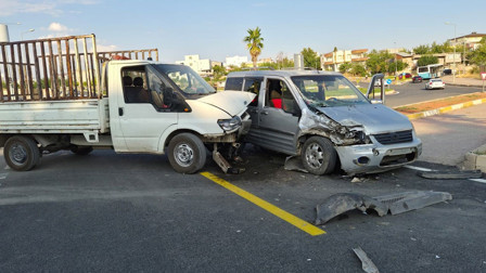Kamyonet ile hafif ticari araç çarpıştı: 1 yaralı