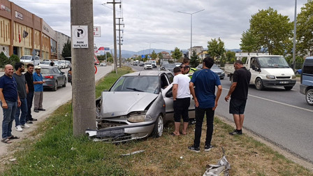 Kontrolden çıkan otomobil beton direğe çarptı
