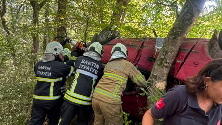 Bartın'da kontrolden çıkan otomobil ağaca çarptı: 3 yaralı