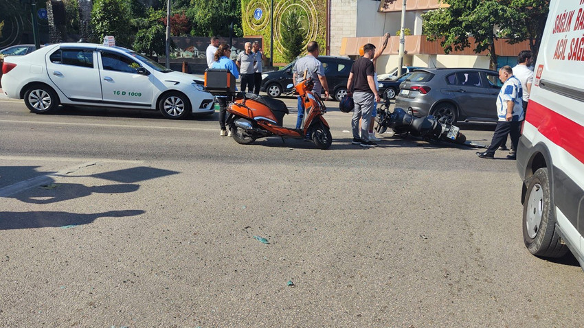 Motosiklet ambulansa çarptı: 1 yaralı