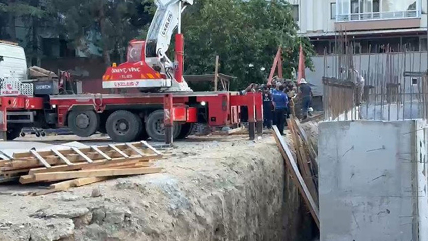 Kamyondan dökülen hafriyatın altında kalan 2 işçi yaralandı
