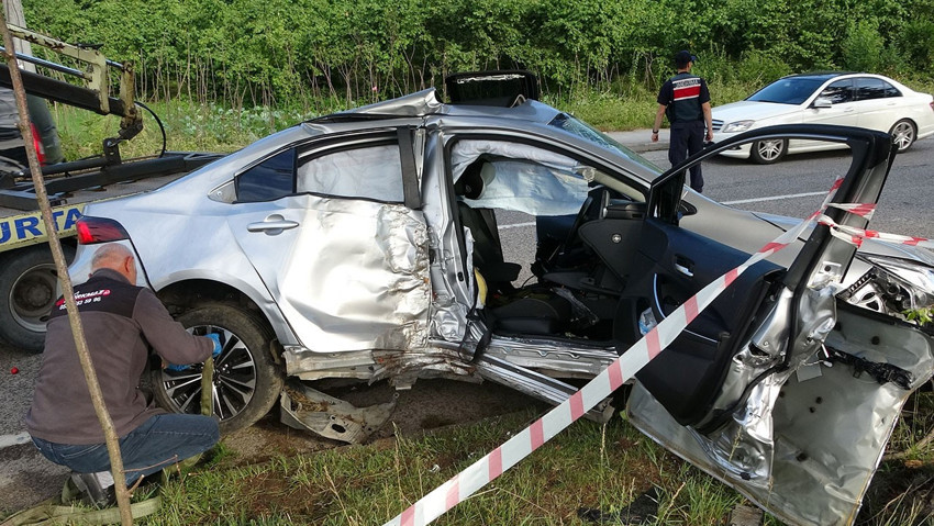 Ordu'da otomobil, ağaç ve aydınlatma direğini devirdi: 4 yaralı