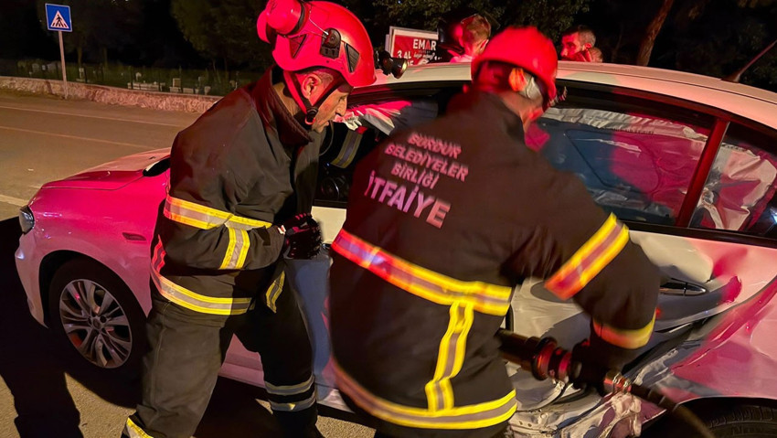 Burdur'da otomobiller çarpıştı: 6 yaralı