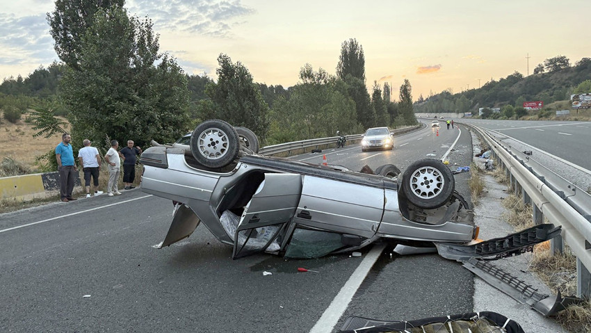 D100’de 3 araçlı trafik kazası: 1 ağır yaralı