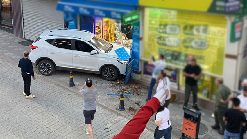 Kontrolden çıkan otomobil iş yerine daldı