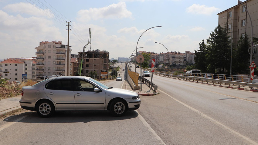 Otomobille çarpışan motosikletin sürücüsü yaralandı