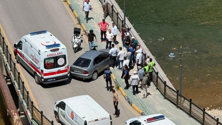 Yayaya çarpan sürücü otomobilini bırakıp kaçtı