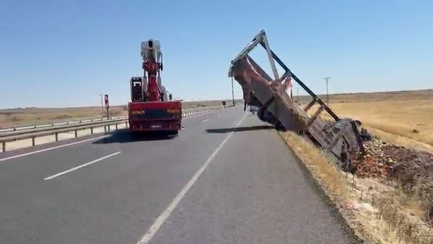 Şanlıurfa'da karpuz yüklü kamyon şarampole devrildi: 2 yaralı