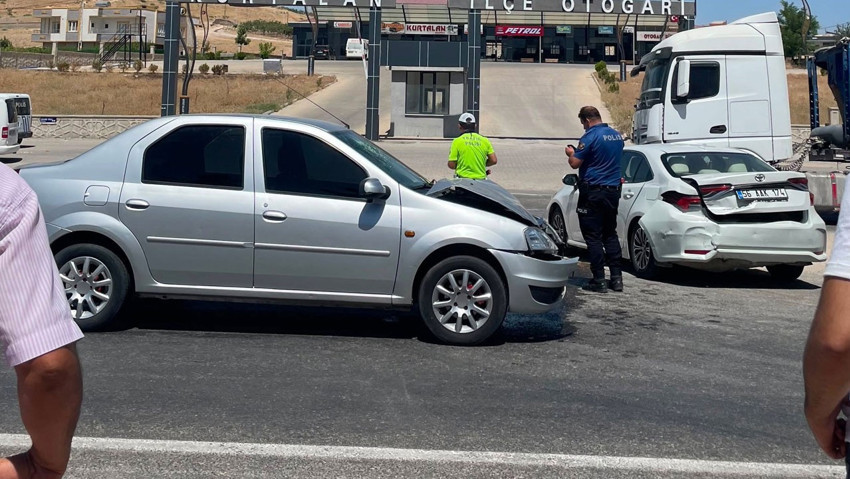 Kurtalan’da iki otomobil çarpıştı: 2 yaralı